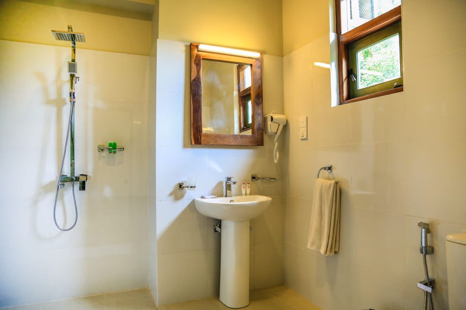 Standard Room | Bathroom | Shower, rainfall showerhead, free toiletries, hair dryer