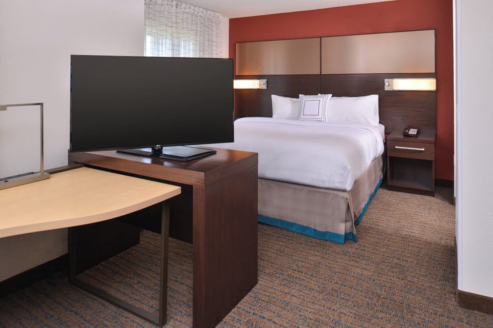 Premium bedding, in-room safe, desk, iron/ironing board