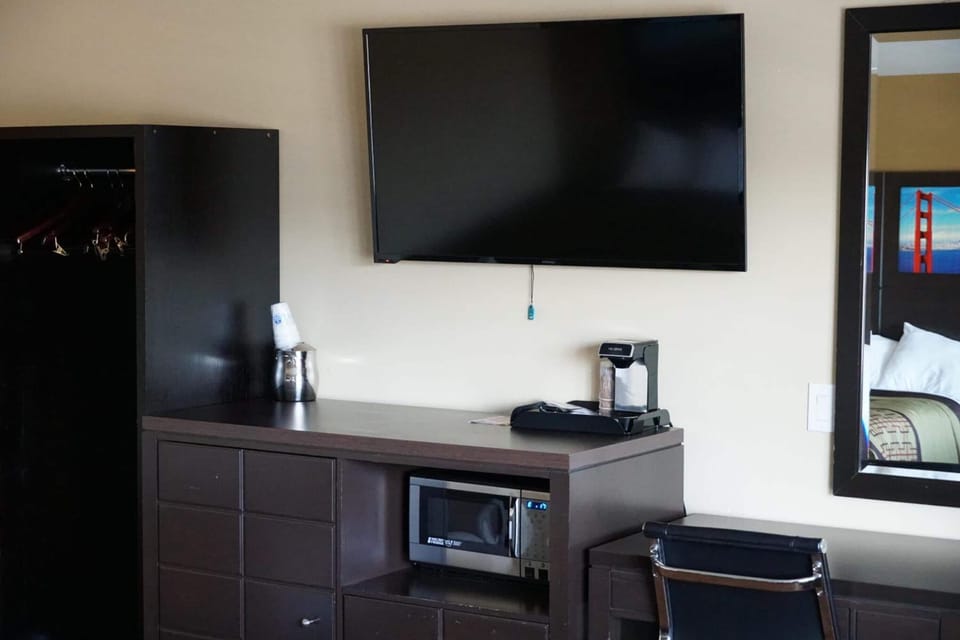 Hypo-allergenic bedding, iron/ironing board, rollaway beds, free WiFi