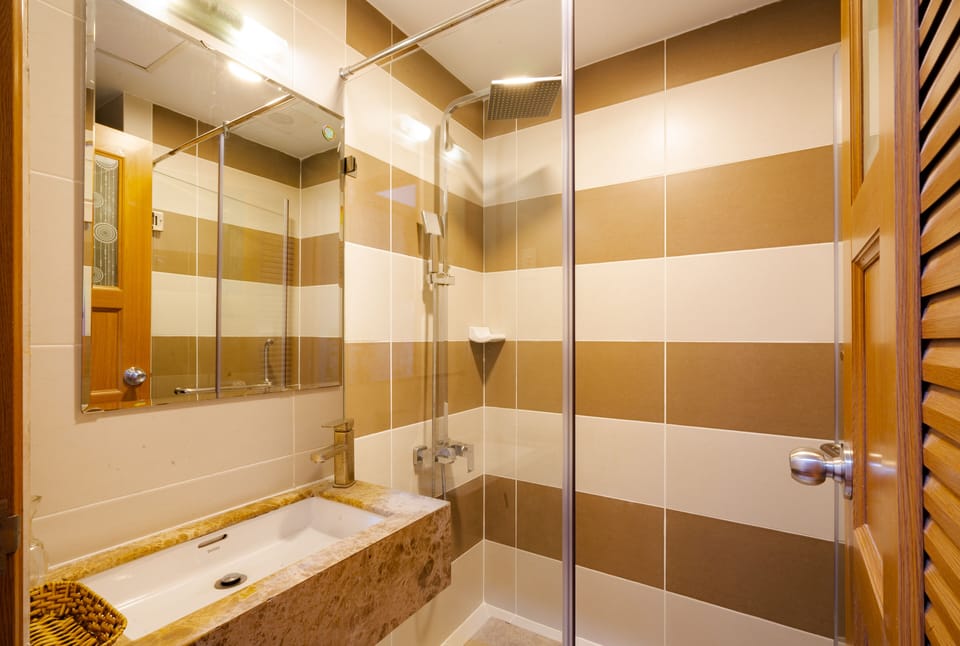 Superior Triple Room | Bathroom | Shower, free toiletries, hair dryer, slippers
