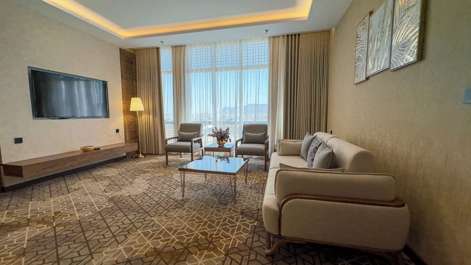 Suite | Living area | TV