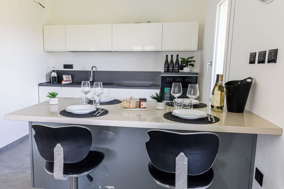 Apartment, Vineyard View | Private kitchen | Full-size fridge, microwave, oven, stovetop