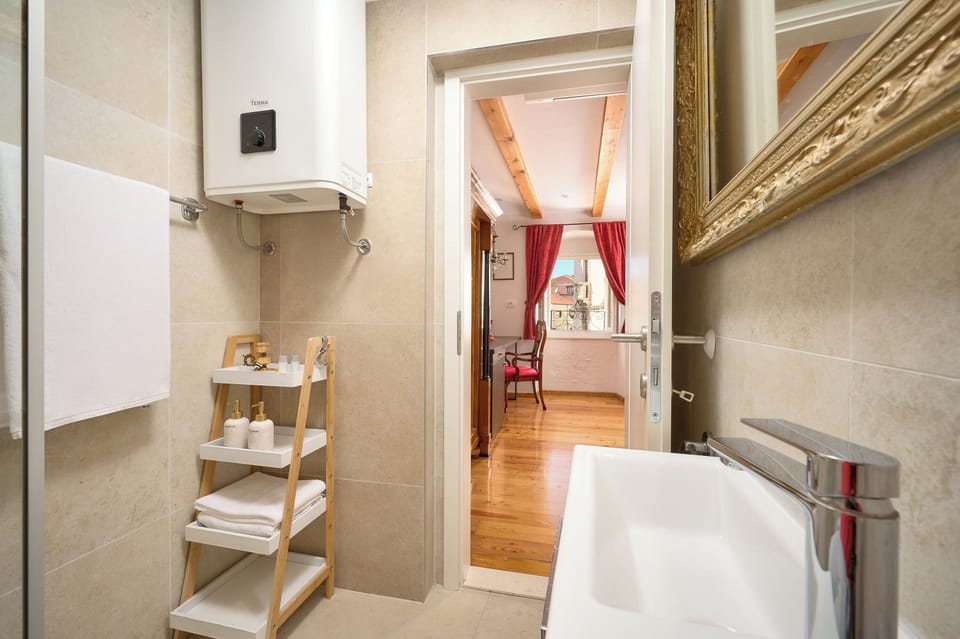 Deluxe Double Room | Bathroom