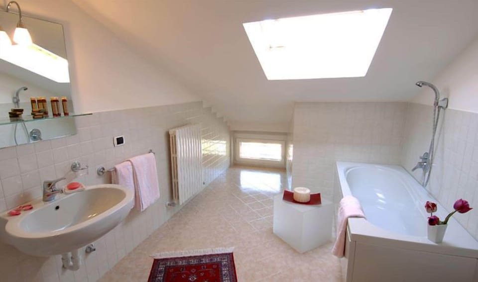Comfort Double Room | Bathroom | Hair dryer, slippers, bidet, towels