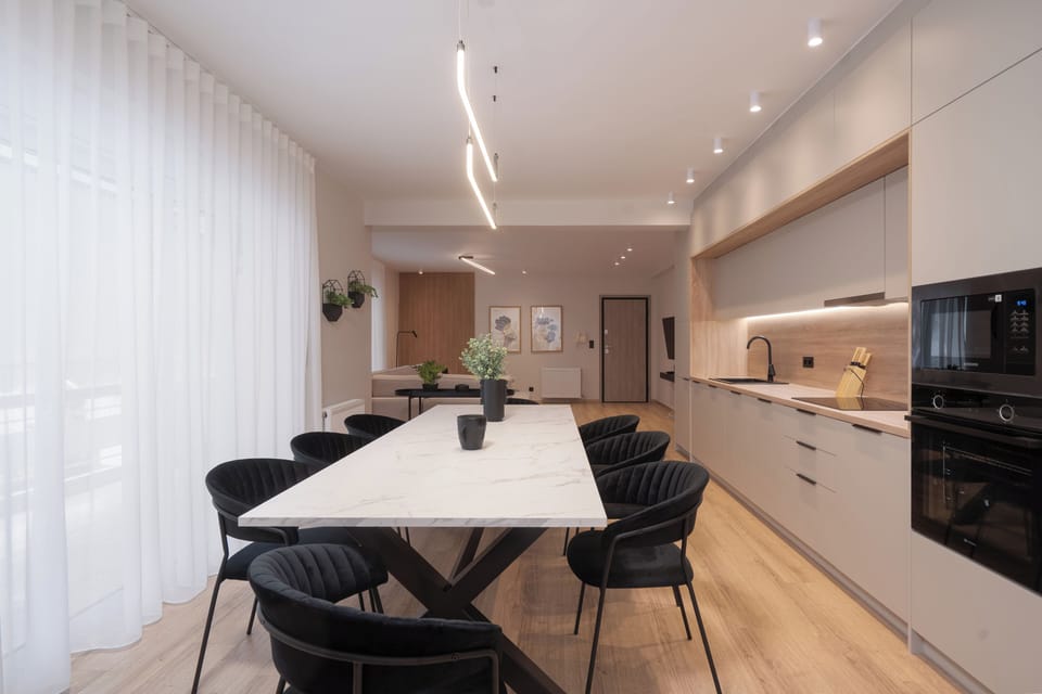 Deluxe Apartment, 4 Bedrooms, City View | Dining room