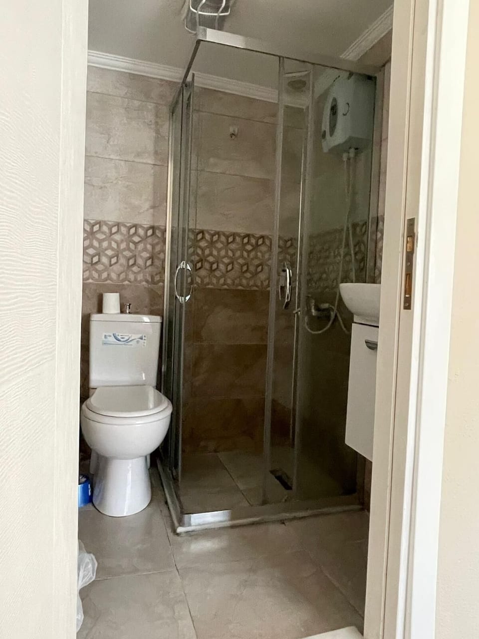 Classic Room | Bathroom | Shower, hair dryer, slippers, towels