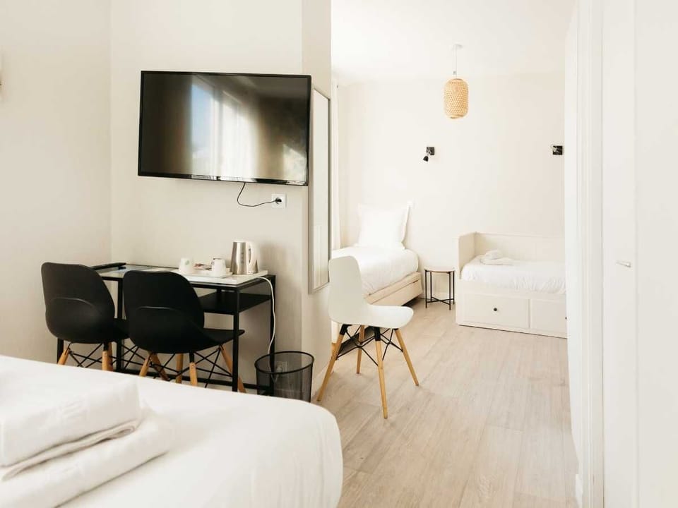 Quadruple Room | In-room safe, desk, free rollaway beds, bed sheets