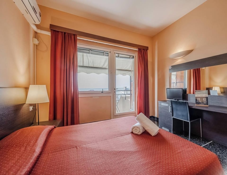 Double Room | In-room safe, desk, WiFi (free)