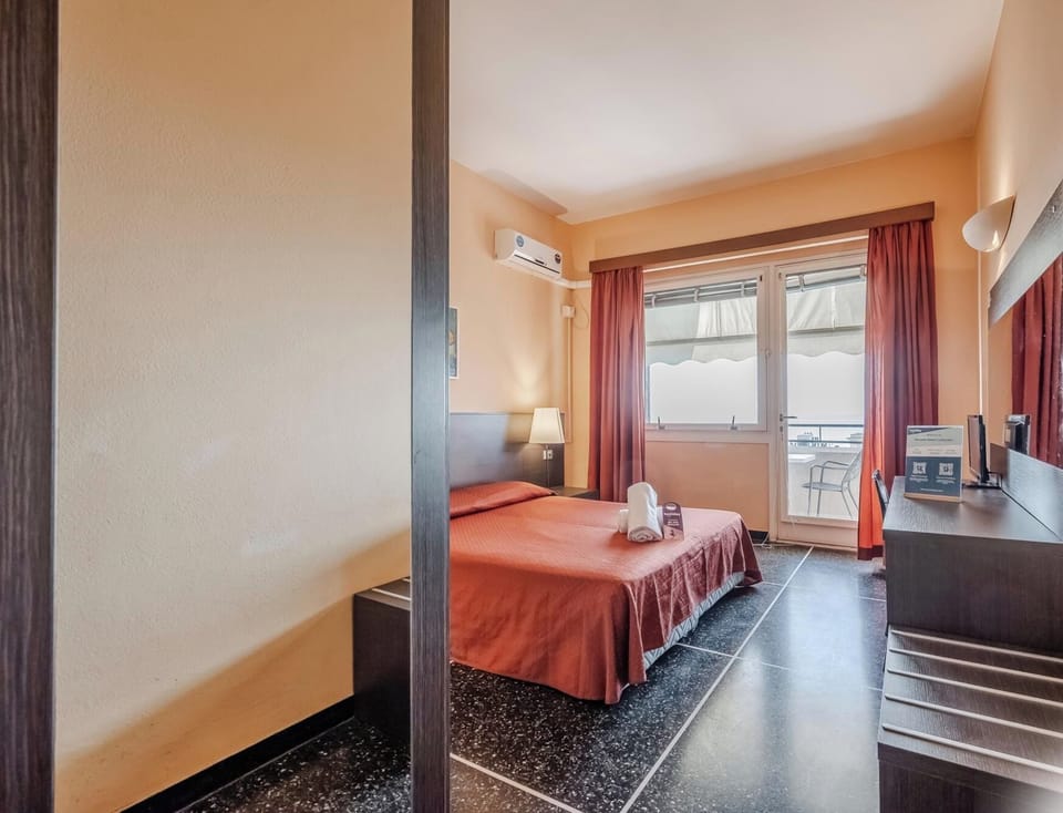 Double Room | In-room safe, desk, WiFi (free)