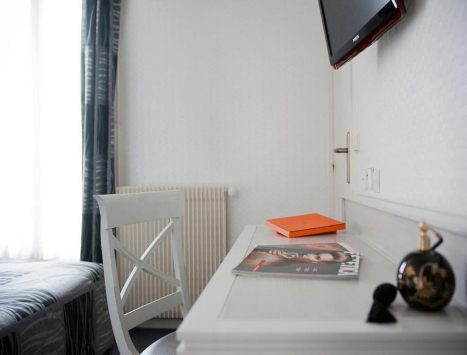 Desk, soundproofing, free WiFi, bed sheets