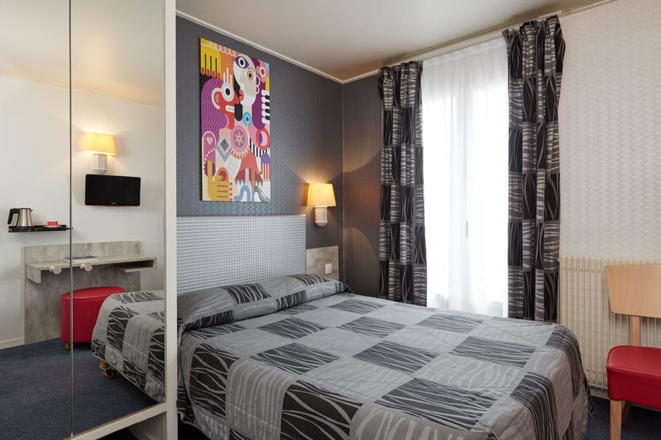 Desk, soundproofing, free WiFi, bed sheets