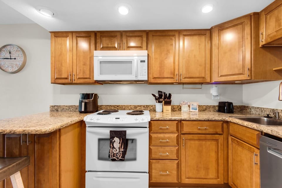 House, 1 King Bed with Sofa bed (Seahorse Siesta) | Private kitchen | Oven, toaster
