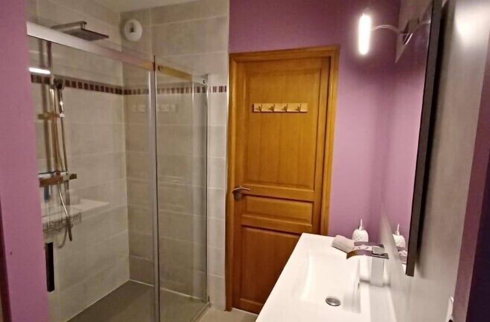 Comfort Room, Pool View | Bathroom