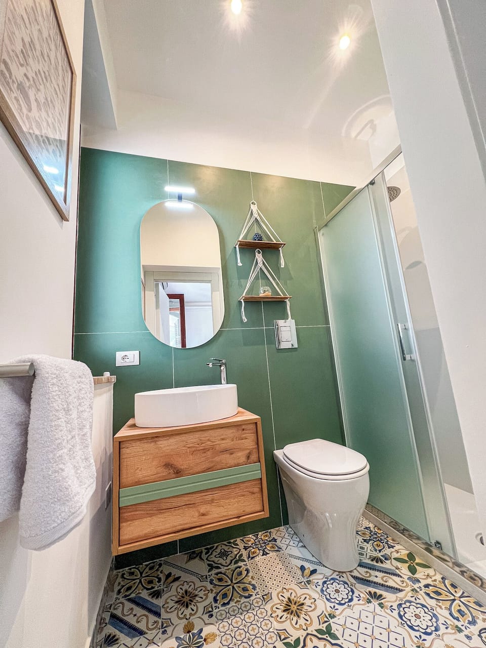 Deluxe Double Room, Balcony | Bathroom | Shower, free toiletries, hair dryer, bidet