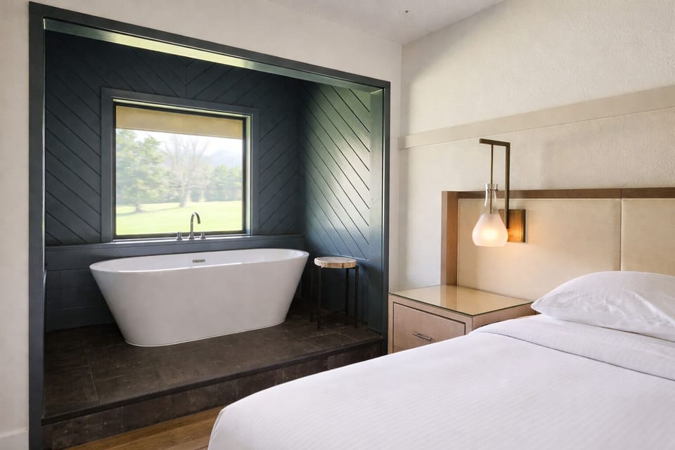 Premium Room, 1 King Bed, Soaking Tub, Fireplace, Mountain View | Premium bedding, laptop workspace, WiFi (free), individually furnished