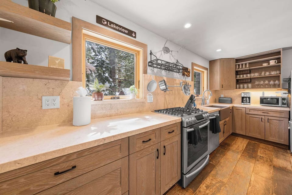House, Multiple Beds, Hot Tub, Mountain View (Tahoe City Retreat) | Private kitchen | Fridge, microwave, oven, stovetop