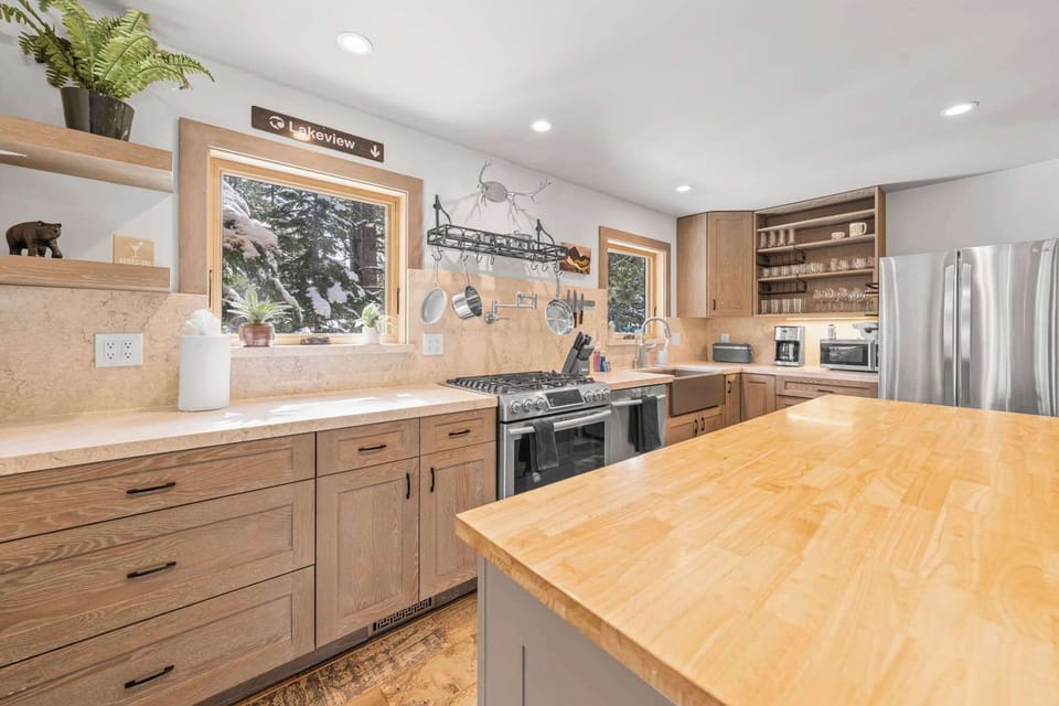 House, Multiple Beds, Hot Tub, Mountain View (Tahoe City Retreat) | Private kitchen | Fridge, microwave, oven, stovetop