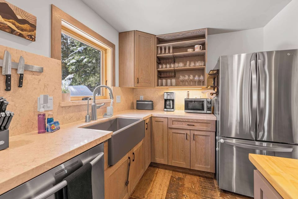 House, Multiple Beds, Hot Tub, Mountain View (Tahoe City Retreat) | Private kitchen | Fridge, microwave, oven, stovetop