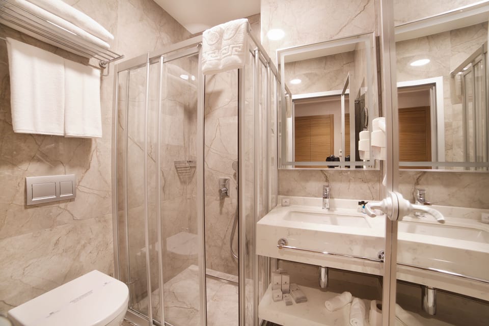 Shower, hydromassage showerhead, free toiletries, hair dryer