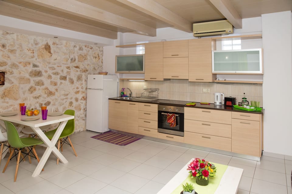 Superior Duplex, Balcony (Maisonette) | Private kitchen | Fridge, stovetop, coffee/tea maker, electric kettle