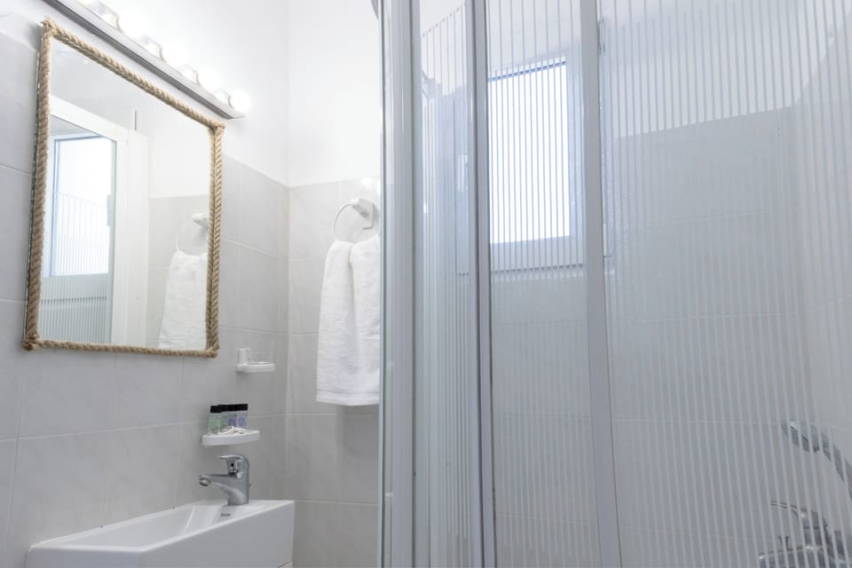 Superior Double Room, Balcony, Sea View | Bathroom | Soap, shampoo, toilet paper