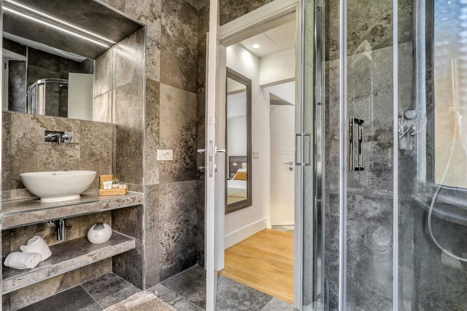 Classic Double Room | Bathroom | Shower, hair dryer, bidet, towels