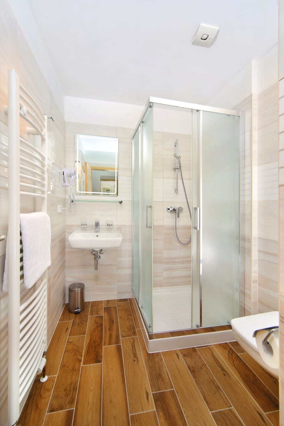 Shower, free toiletries, towels