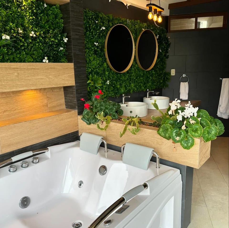 Comfort Suite, Balcony, Mountain View | Private spa tub