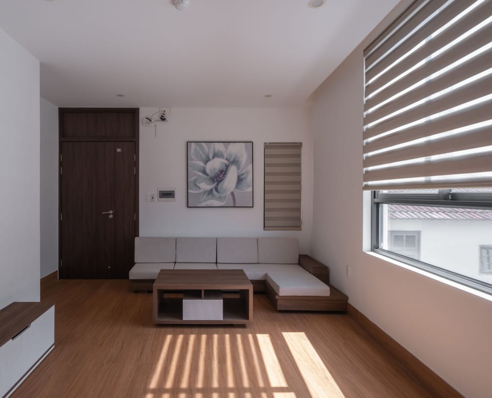 Family Quadruple Room, City View | Living area