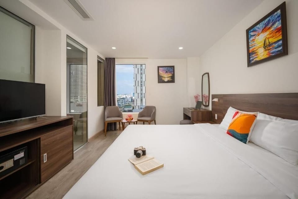 Deluxe King Room | Desk, blackout drapes, soundproofing, WiFi (free)