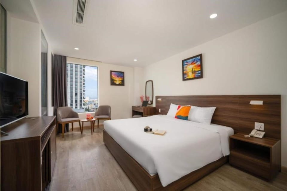 Deluxe King Room | Desk, blackout drapes, soundproofing, WiFi (free)