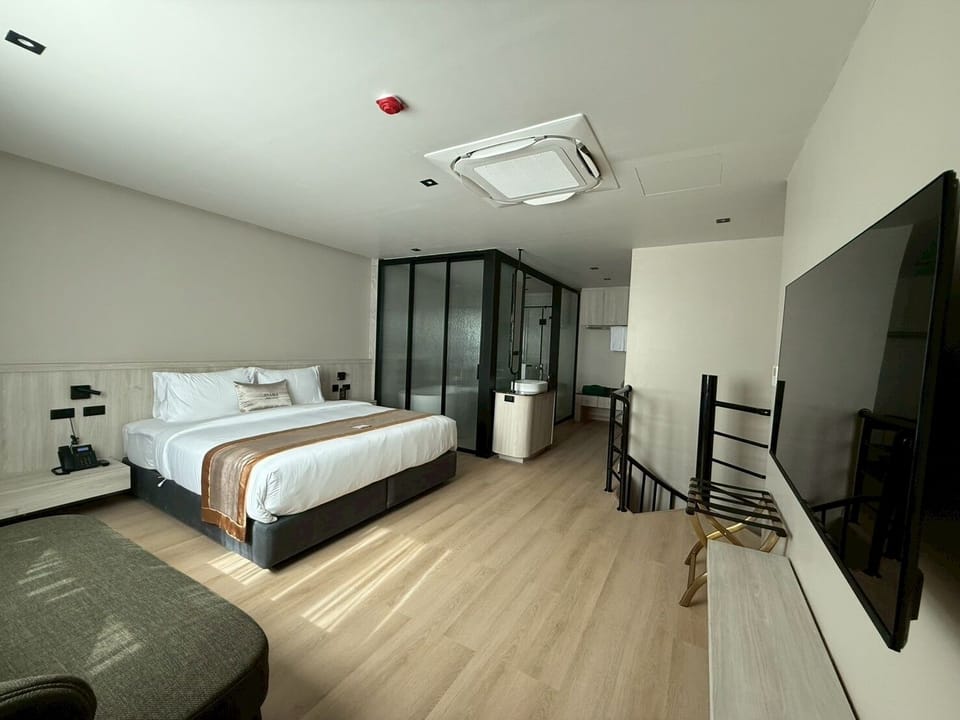 Duplex Suite | Desk, WiFi (free), individually furnished, bed sheets