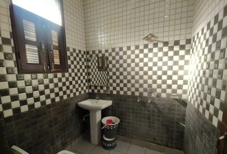 Standard Room | Bathroom | Shower, towels, toilet paper