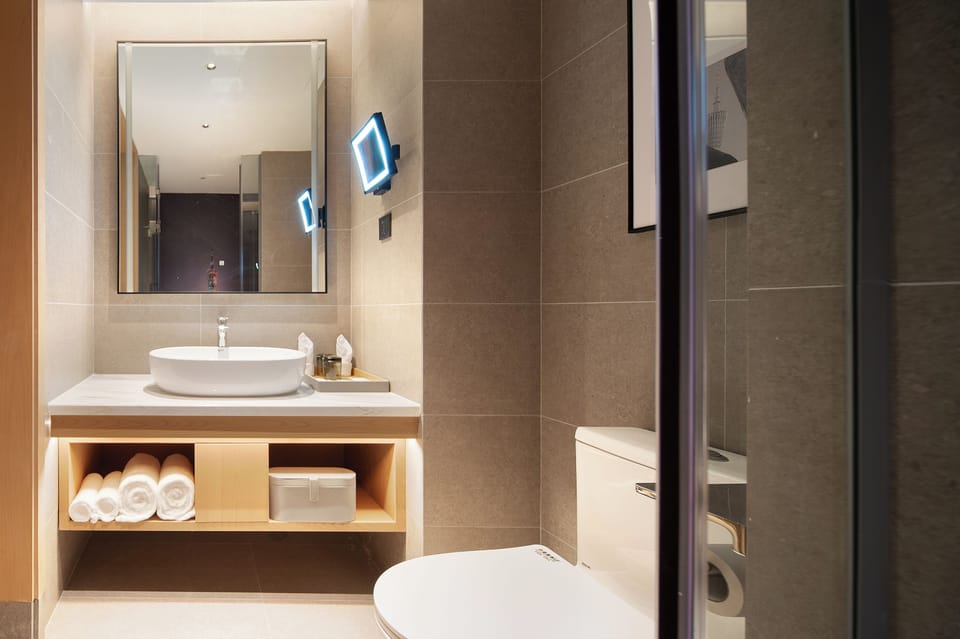 Basic Double Room | Bathroom | Shower, free toiletries, hair dryer, slippers