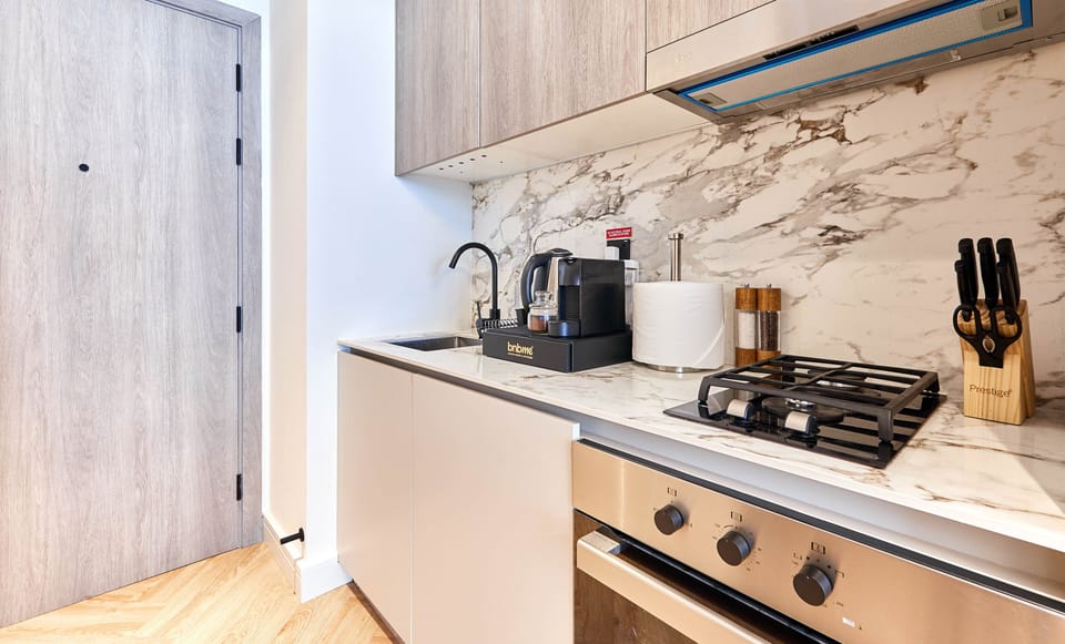Superior Studio, City View | Private kitchen | Fridge, microwave, oven, stovetop
