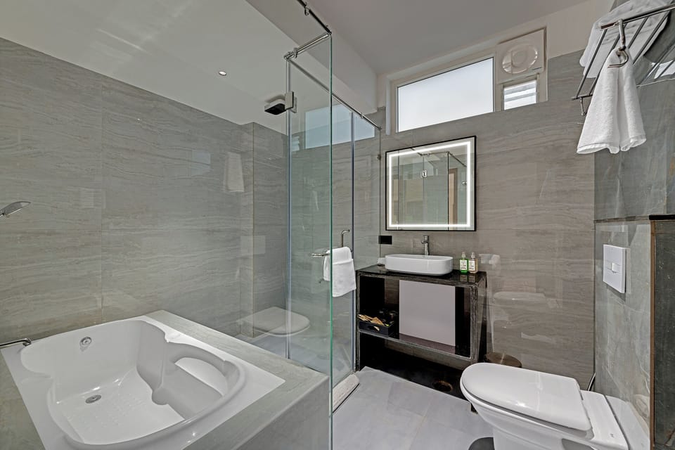 Suite | Premium bedding, memory foam beds, minibar, in-room safe