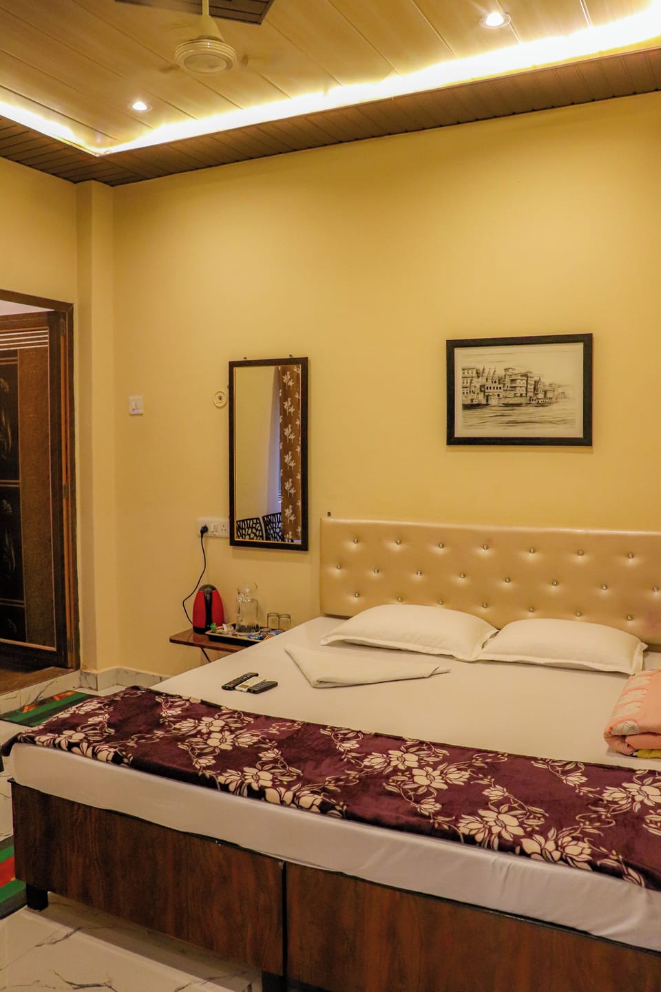 Deluxe Room | Iron/ironing board, free WiFi