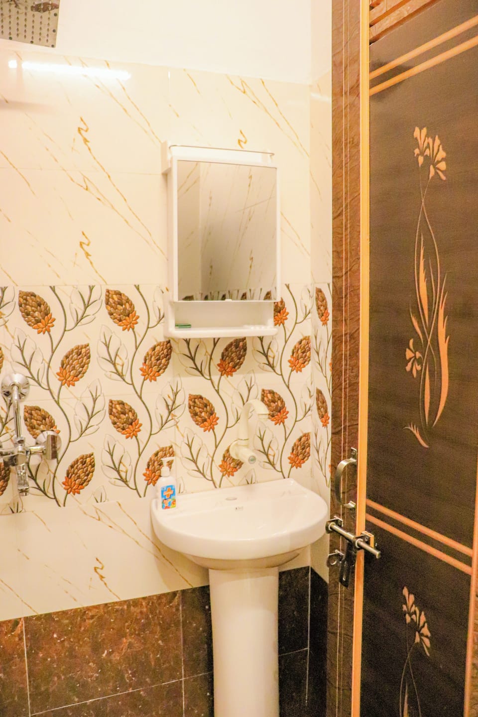 Deluxe Room | Bathroom | Slippers