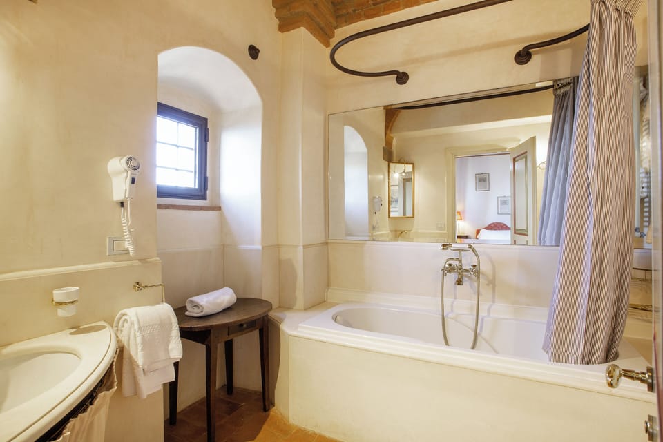 Classic Double Room, 1 Bedroom, Garden View | Bathroom | Hair dryer, towels, soap, shampoo