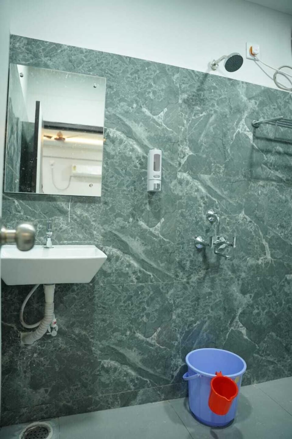 Standard Room | Bathroom | Shower, towels, toilet paper