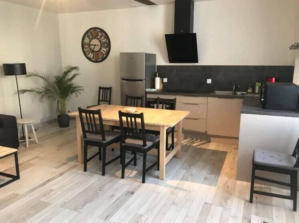 Classic Apartment, City View | In-room dining