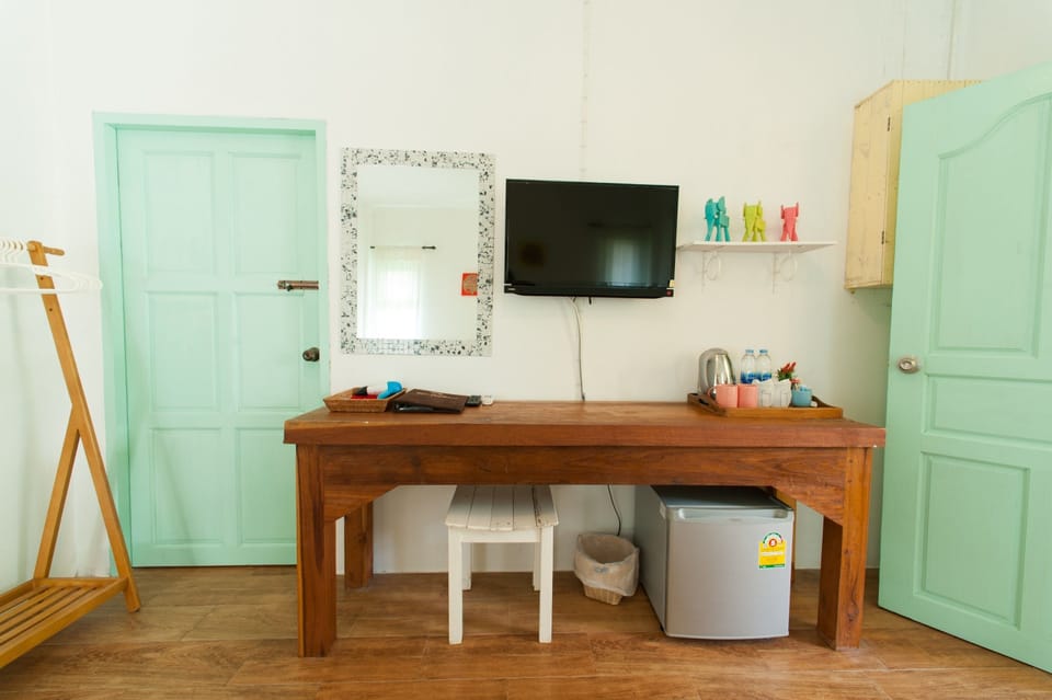 Bungalow | Blackout drapes, rollaway beds, free WiFi