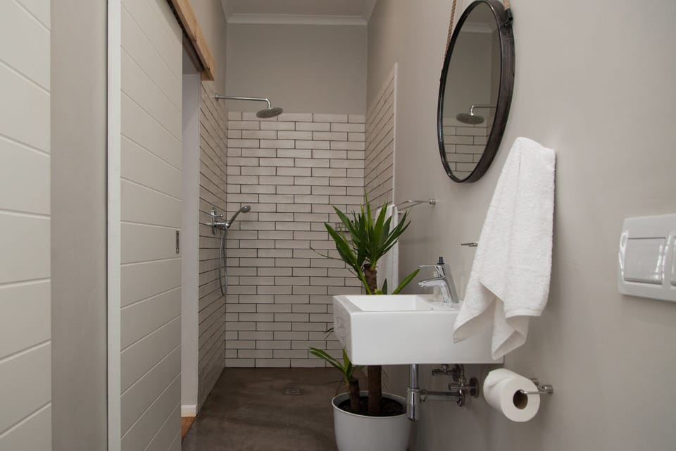 Basic Studio, 1 King Bed, Refrigerator & Microwave | Bathroom | Shower, free toiletries, hair dryer, towels