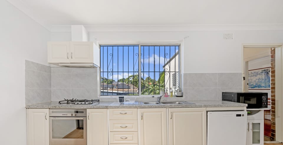House, 4 Bedrooms (NAS030) | Private kitchen | Fridge, microwave, oven, stovetop