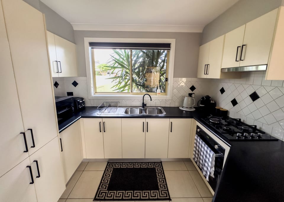 House, 4 Bedrooms (NPR40B) | Private kitchen | Microwave, oven, stovetop, cookware/dishes/utensils