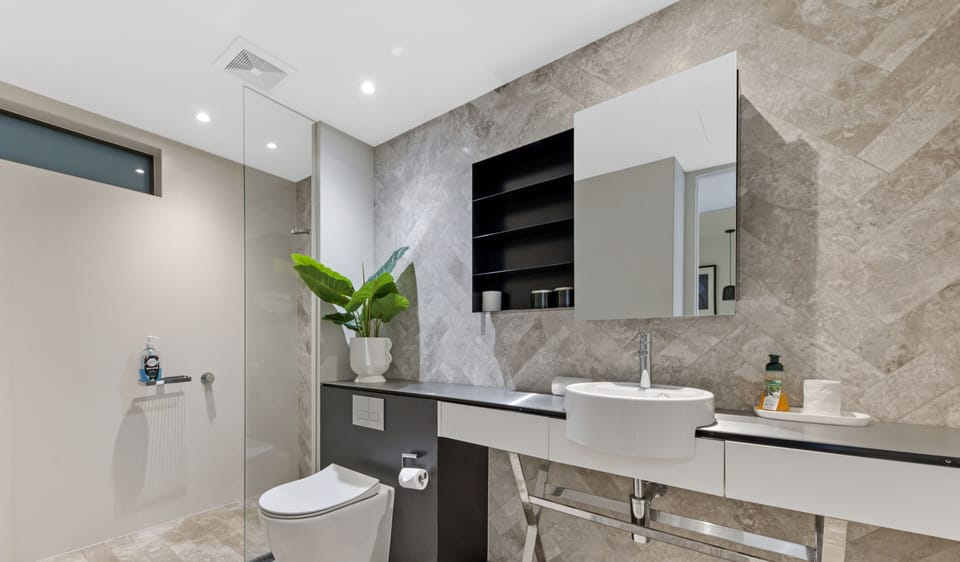 Classic Apartment, 1 Bedroom (NSH533) | Bathroom | Shower