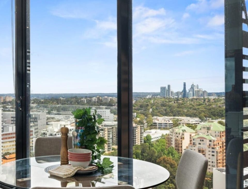 City Apartment, 1 Bedroom (NSL010) | In-room dining