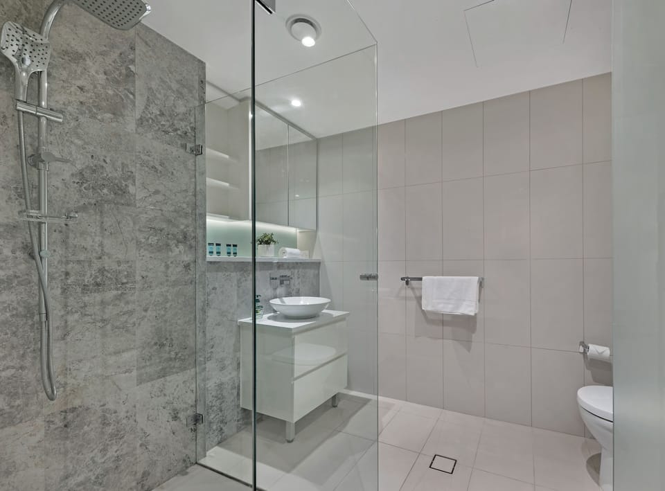 Apartment, 1 Bedroom (NWP017-1705) | Bathroom | Shower, hair dryer, towels, toilet paper