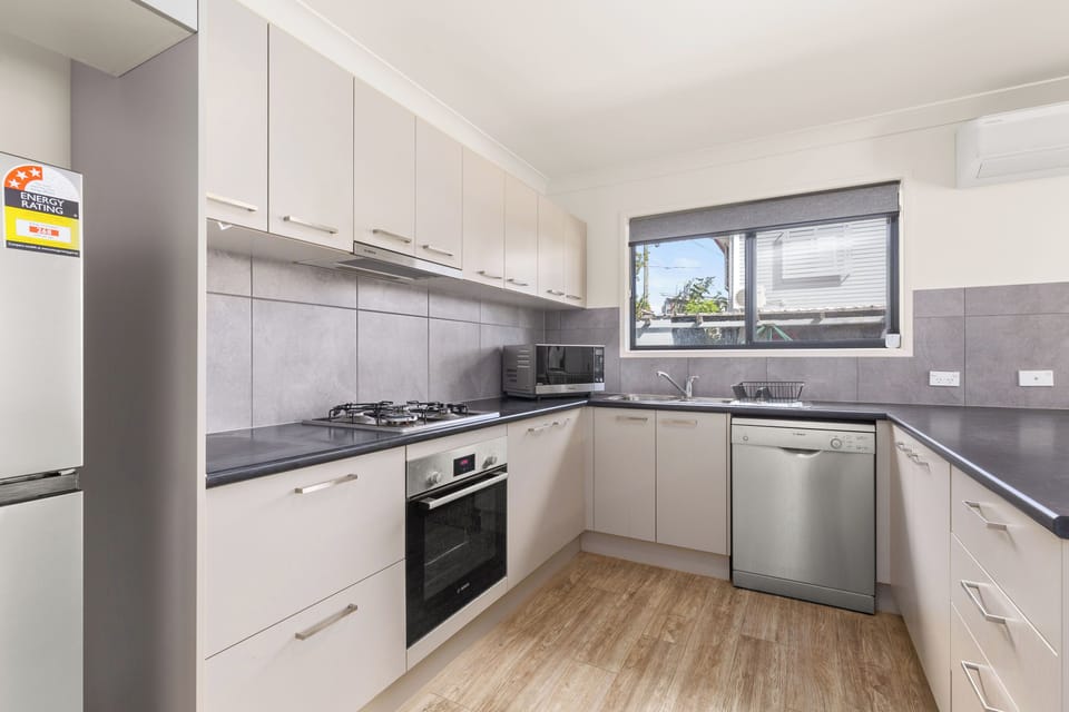 House, 3 Bedrooms (QMG030) | Private kitchen | Fridge, microwave, oven, stovetop