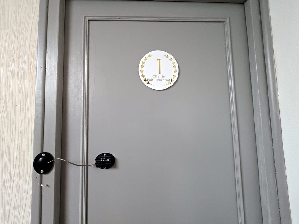 Classic Room | Desk, laptop workspace, free WiFi